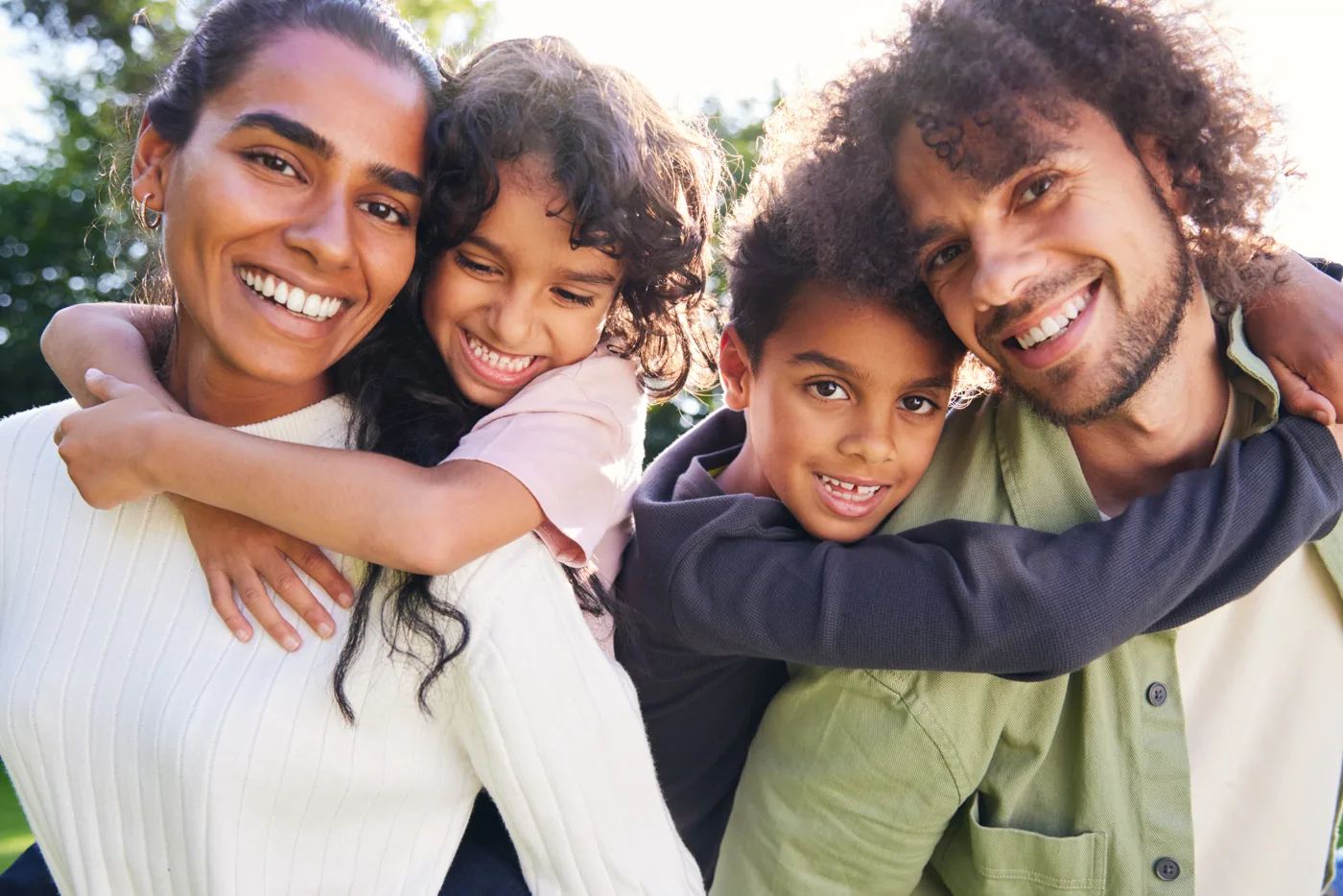 Une famille réunie et souriante, illustration d'un rachat de crédit en situation de surendettement